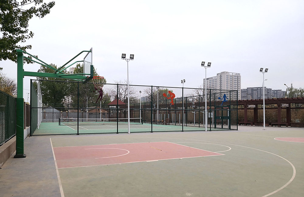 东校区球场.jpg